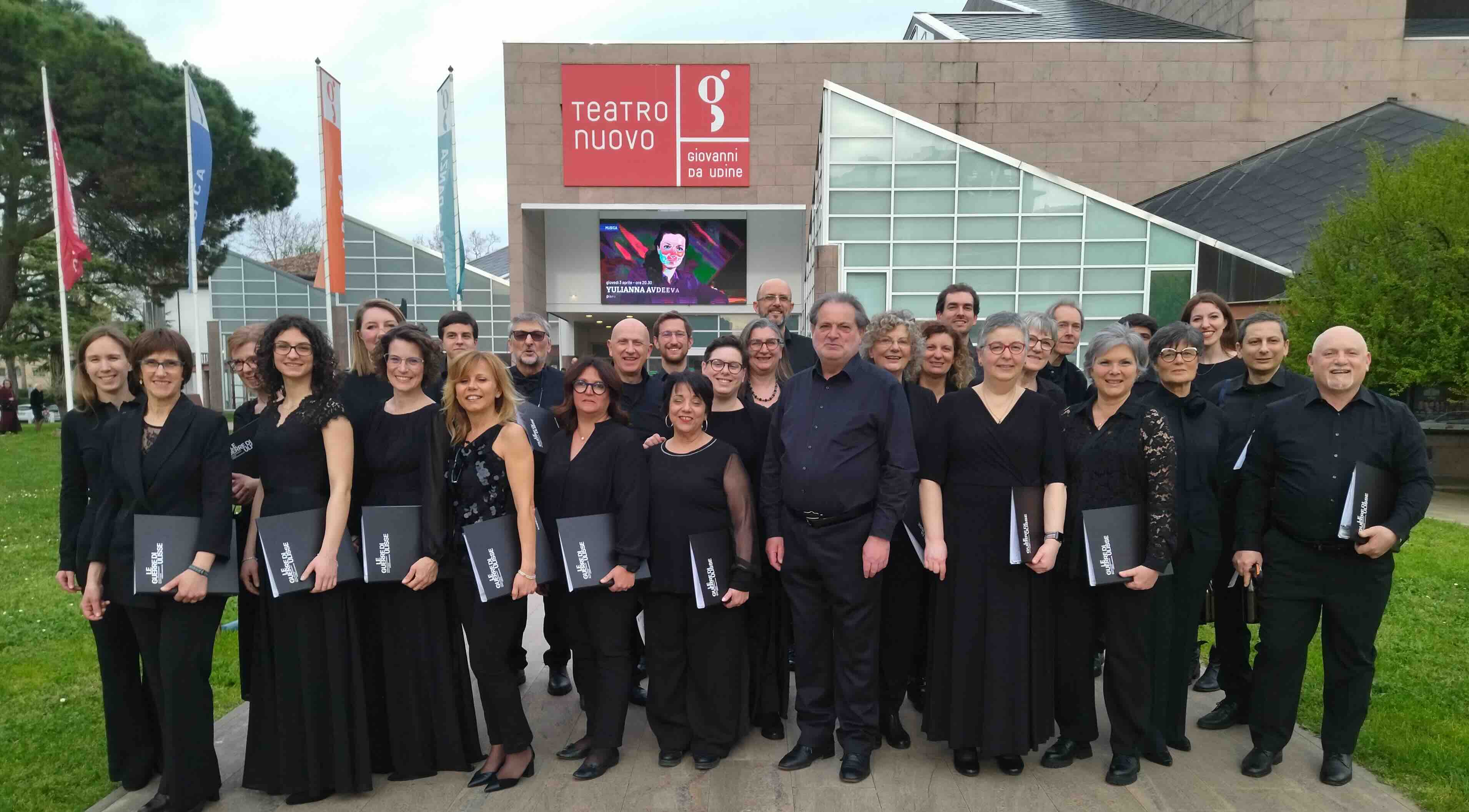 Coro croma col punto davanti all'ingresso del teatro